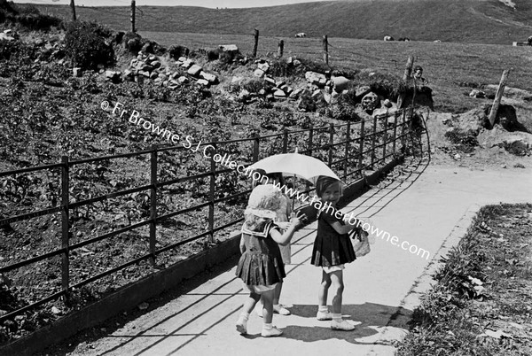 THE SUN SHADE  CHILDREN PLAYING WITH PARASOL